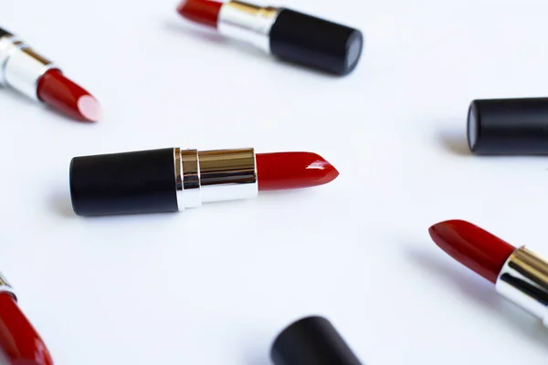 Lippenstifte auf weißem, schönem Make-up-Konzept — Stockfoto