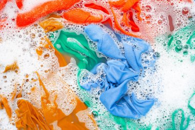 Renkli giysiler yıkamadan önce ıslatın.