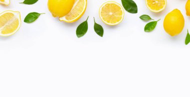 Taze limon ve beyaz izole yaprakları ile dilimler.