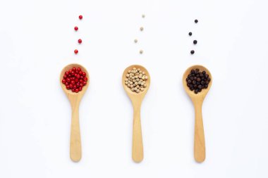 Siyah, kırmızı ve beyaz biber beyaz tahta kaşık ile