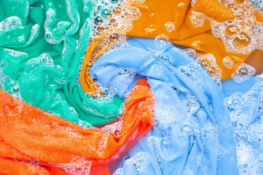 Renkli giysiler yıkamadan önce ıslatın.