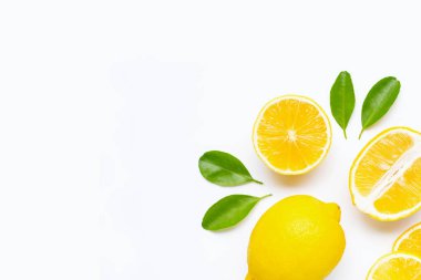 Limon ve dilimleri üzerinde beyaz izole yaprakları ile.