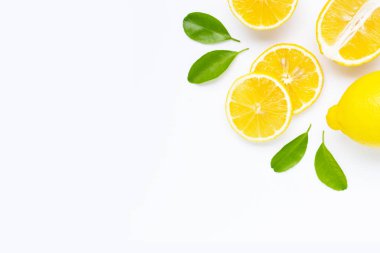 Limon ve dilimleri üzerinde beyaz izole yaprakları ile.