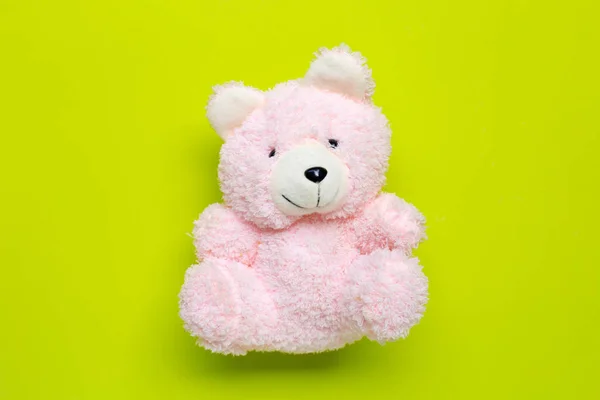 Brinquedo urso rosa no fundo verde . — Fotografia de Stock