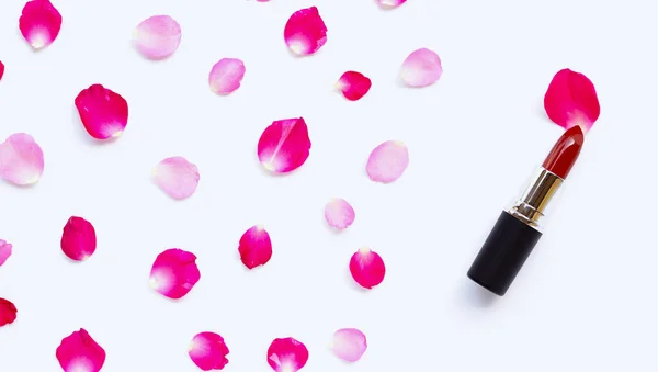 Lippenstift mit Rosenblättern isoliert auf weißem Hintergrund. — Stockfoto
