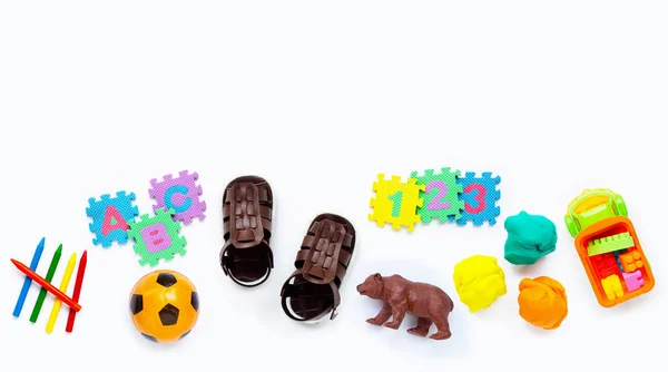 Sandálias Infantis Couro Marrom Com Brinquedos Coloridos Fundo Branco Espaço — Fotografia de Stock