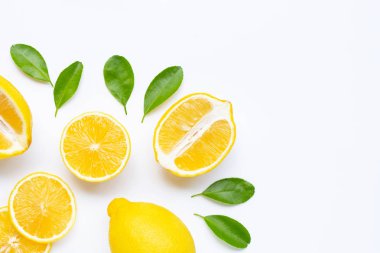 Limon ve dilimleri üzerinde beyaz izole yaprakları ile.