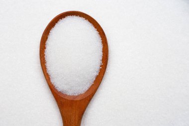 Beyaz tahta kaşık toz şeker.