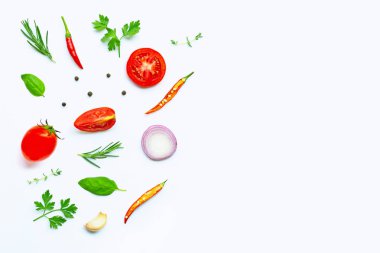 Beyaz arka planda çeşitli taze sebzeler ve otlar. Sağlıklı 