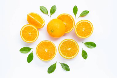 Beyaz backgrou izole yaprakları ile taze portakal narenciye