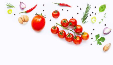 Beyaz arka planda çeşitli taze sebzeler ve otlar. Sağlıklı 