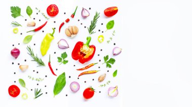 Beyaz arka planda çeşitli taze sebzeler ve otlar. Sağlıklı 