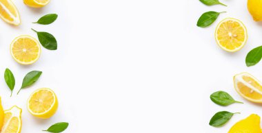 Çerçeve taze limon ve yaprakları ile dilimler yapılmış w izole