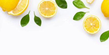 Taze limon ve beyaz izole yaprakları ile dilimler.