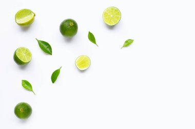 Beyaz arkaplanda yapraklı limonlar.