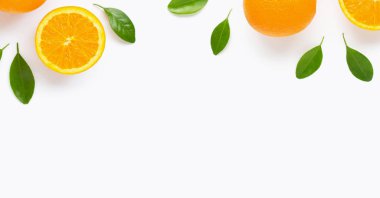 Beyaz backgrou izole yaprakları ile taze portakal narenciye