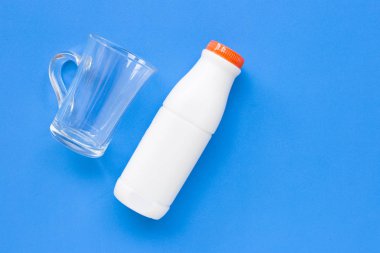 Beyaz cam ile süt şişesi