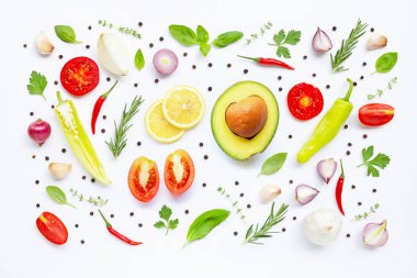 Beyaz arka planda çeşitli taze sebzeler ve otlar. Sağlıklı 