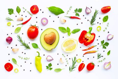 Beyaz arka planda çeşitli taze sebzeler ve otlar. Sağlıklı 