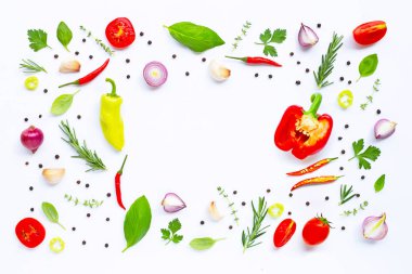 Beyaz arka planda çeşitli taze sebzeler ve otlar. Sağlıklı 