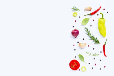 Beyaz arka planda çeşitli taze sebzeler ve otlar. Sağlıklı 