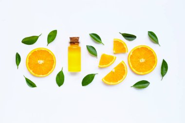 Narenciye yağı ile portakal meyveleri. Beyaz backgr doğal C vitamini