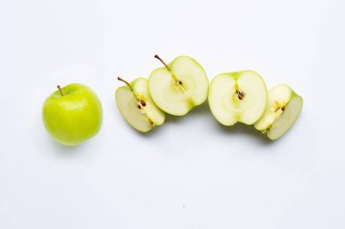 beyaz arkaplanda yeşil elma.