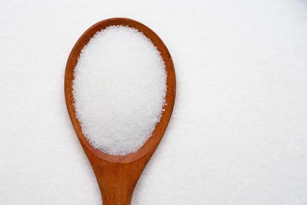 Ξύλινο κουτάλι με λευκή κρυσταλλική ζάχαρη. — Φωτογραφία Αρχείου