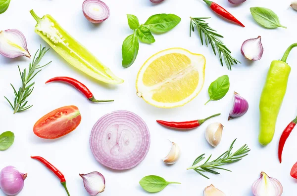 Varias verduras frescas y hierbas sobre fondo blanco. Saludable — Foto de Stock