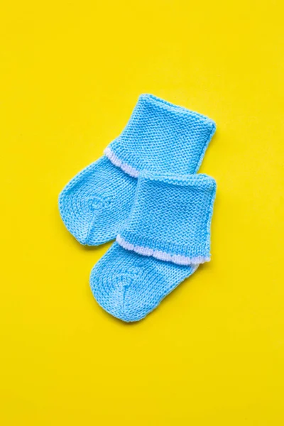 Chaussettes bébé sur fond jaune . — Photo