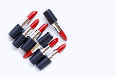 Beyaz arka planda rujlar. Güzel Makyaj konsepti 