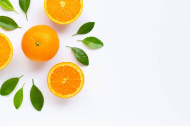 Beyaz backgrou izole yaprakları ile taze portakal narenciye