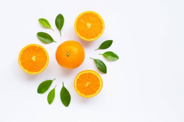 Beyaz backgrou izole yaprakları ile taze portakal narenciye