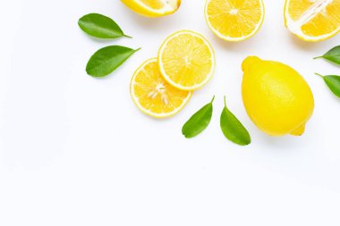 Limon ve dilimleri üzerinde beyaz izole yaprakları ile.