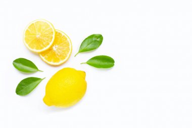 Limon ve beyaz izole yaprakları ile dilimler. Kopyalama alanı