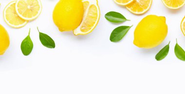 Taze limon ve beyaz izole yaprakları ile dilimler