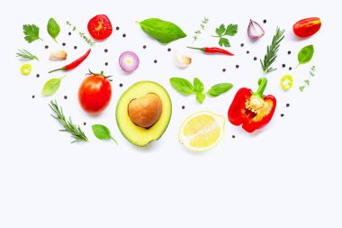 Beyaz arka planda çeşitli taze sebzeler ve otlar. Sağlıklı 