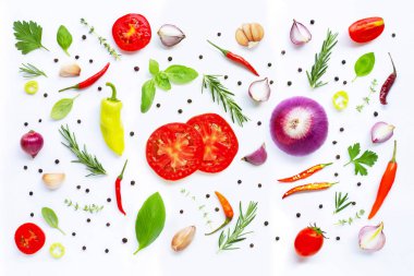 Çeşitli taze sebze ve otlar beyaz arka plan üzerinde. 