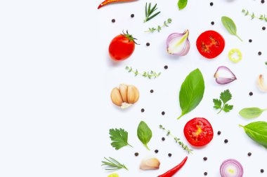 Beyaz arka planda çeşitli taze sebzeler ve otlar. Sağlıklı 
