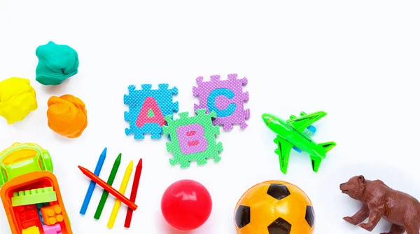 Brinquedos coloridos para crianças no fundo branco. — Fotografia de Stock
