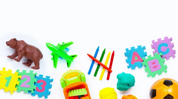 Brinquedos coloridos para crianças no fundo branco. — Fotografia de Stock