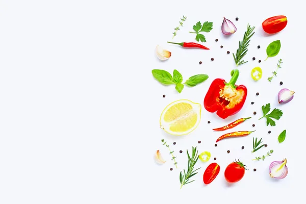Różne świeże warzywa i zioła na białym tle. Zdrowe — Zdjęcie stockowe