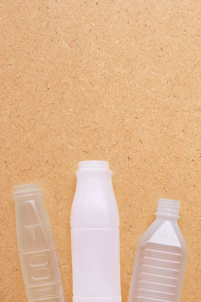 Botellas de plástico sobre fondo de madera contrachapada . — Foto de Stock