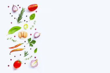 Beyaz arka planda çeşitli taze sebzeler ve otlar. Sağlıklı 