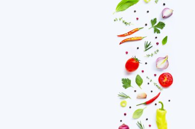 Beyaz arka planda çeşitli taze sebzeler ve otlar. Sağlıklı 