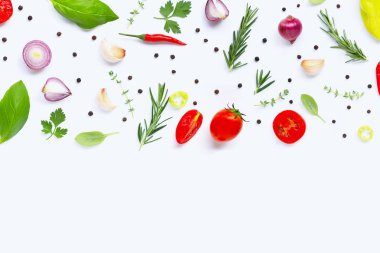 Beyaz arka planda çeşitli taze sebzeler ve otlar. Sağlıklı 