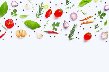 Beyaz arka planda çeşitli taze sebzeler ve otlar. Sağlıklı 