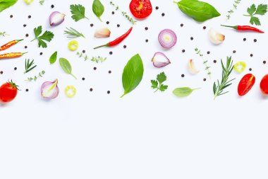 Beyaz arka planda çeşitli taze sebzeler ve otlar. Sağlıklı 