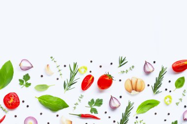 Beyaz arka planda çeşitli taze sebzeler ve otlar. Sağlıklı 