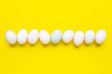 Sarı Arkaplanda Beyaz Yumurtalar. 